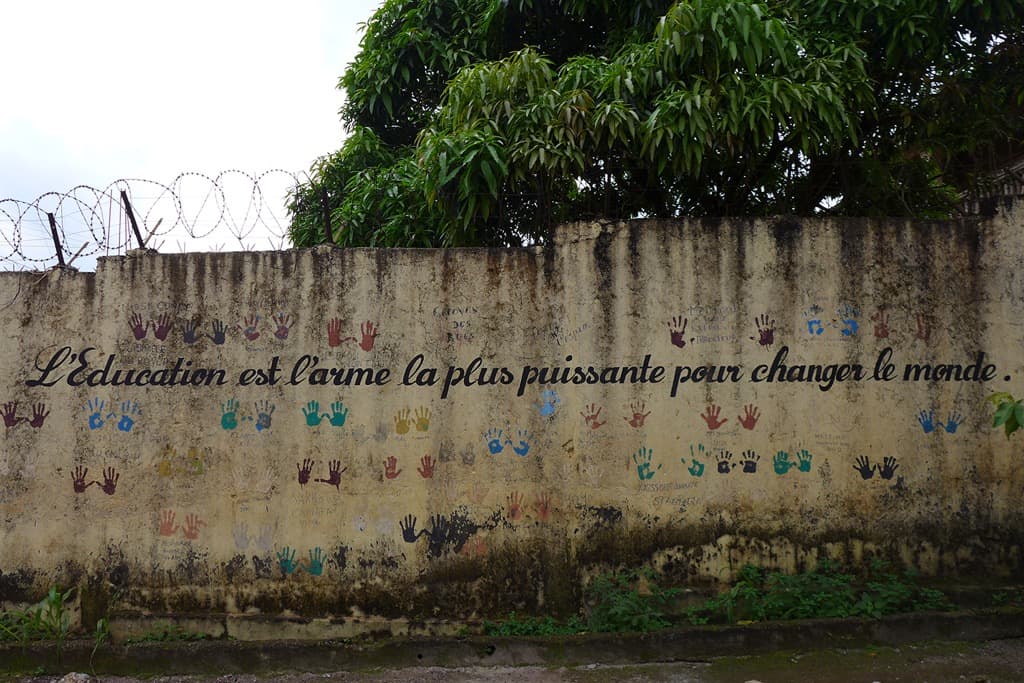 slogan sur le mur du foyer de l'espoir Conakry